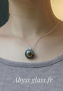 Pendentif en verre Abyss Glass porté.jpeg